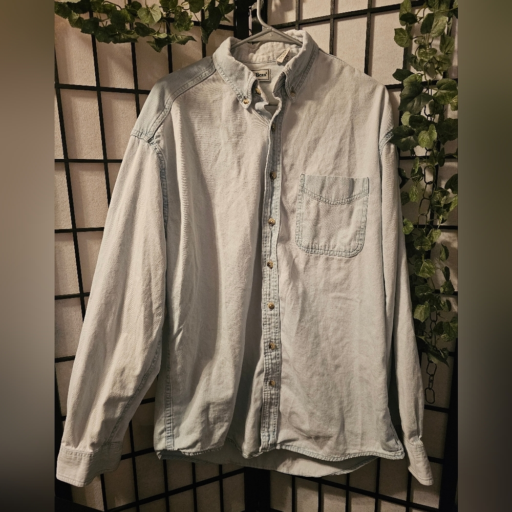 L.L. Bean Men's Light Blue Button-Down Shirt‎